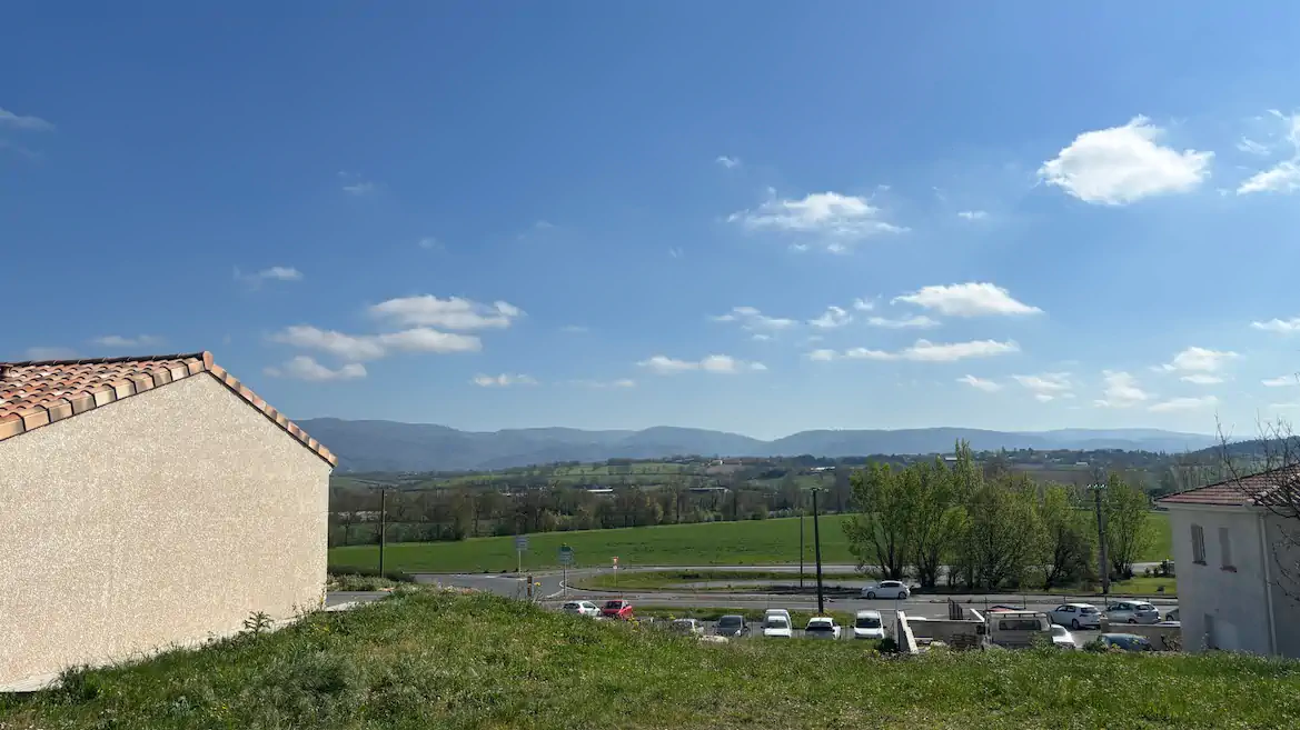 Terrain à vendre à Viviers-les-Montagnes, grande parcelle constructible avec vue sur la nature environnante