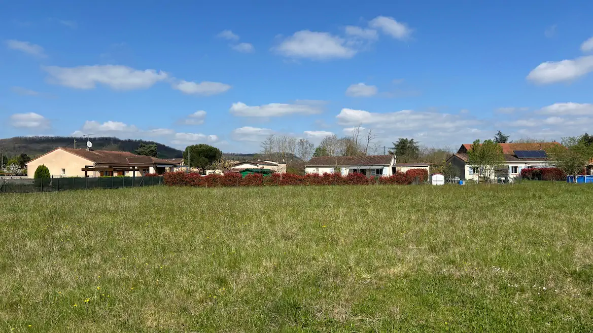 Terrain constructible de 1000 m² à vendre à Laboutarie, viabilisé et prêt à bâtir une maison