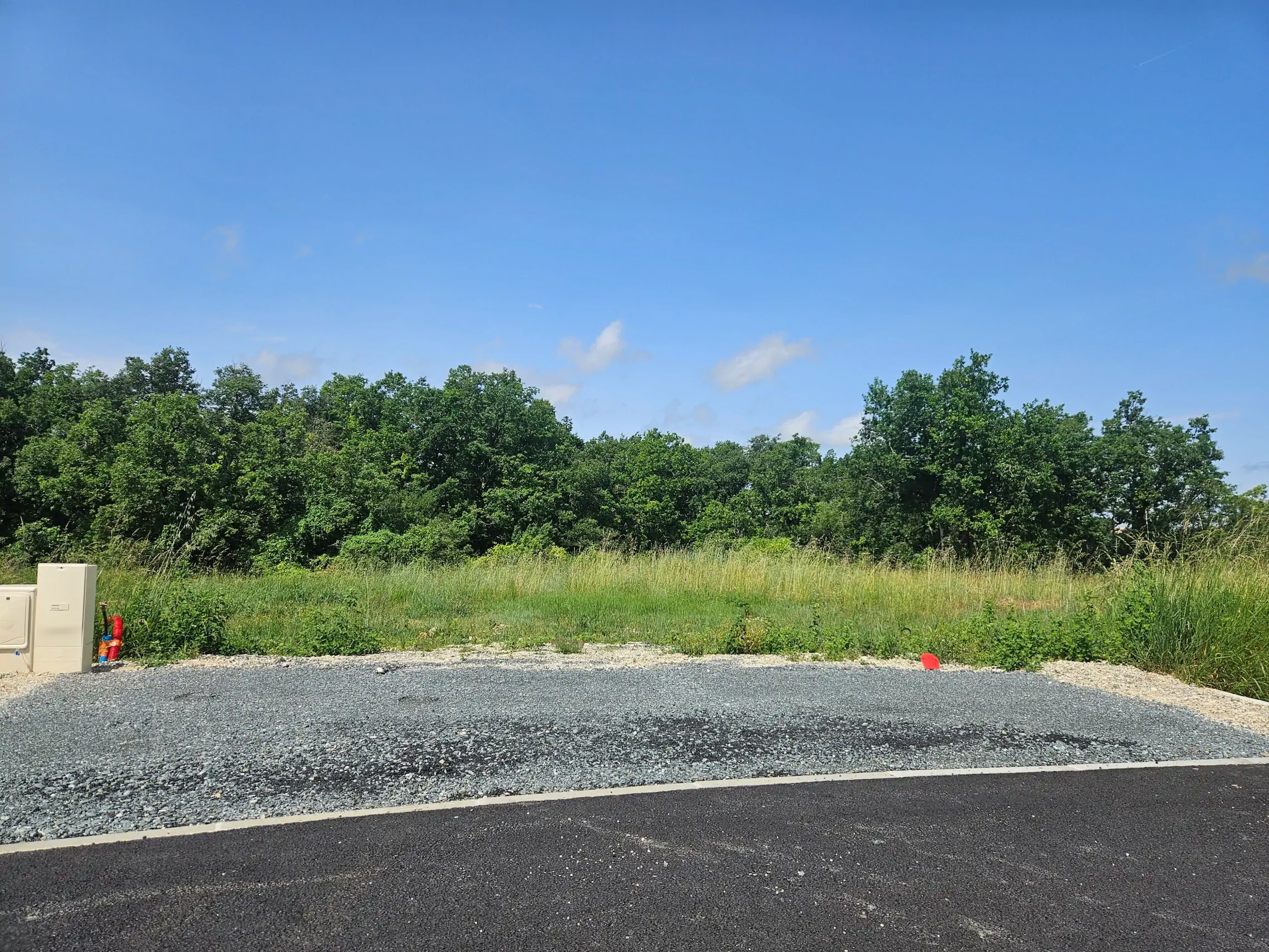 Magnifique terrain constructible de 600 m² à Castelnau-de-Montmiral – parcelle à bâtir en Occitanie