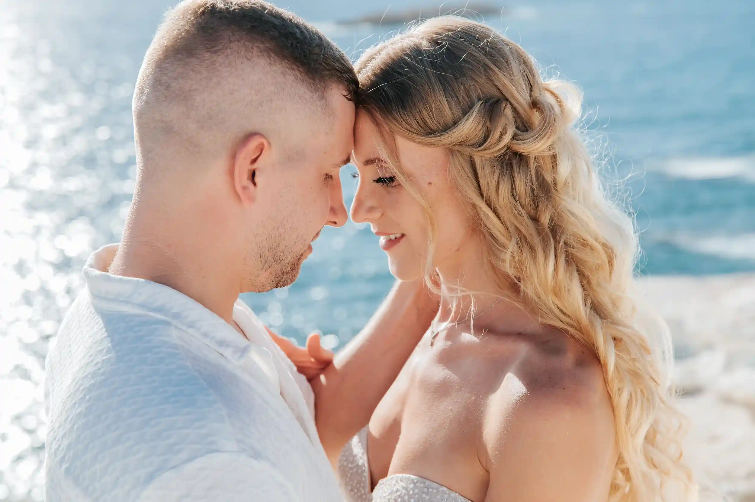 רגע אינטימי של חתן וכלה על רקע הים במהלך חתונת יעד רומנטית בקפריסין לזוג מישראל