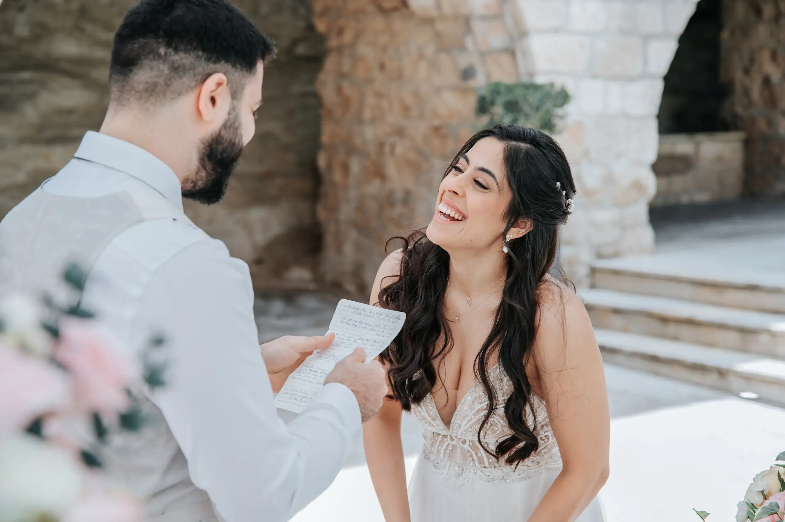 חתן וכלה מחליפים נדרים במהלך טקס חתונה אזרחית רשמית בקפריסין לזוג מישראל