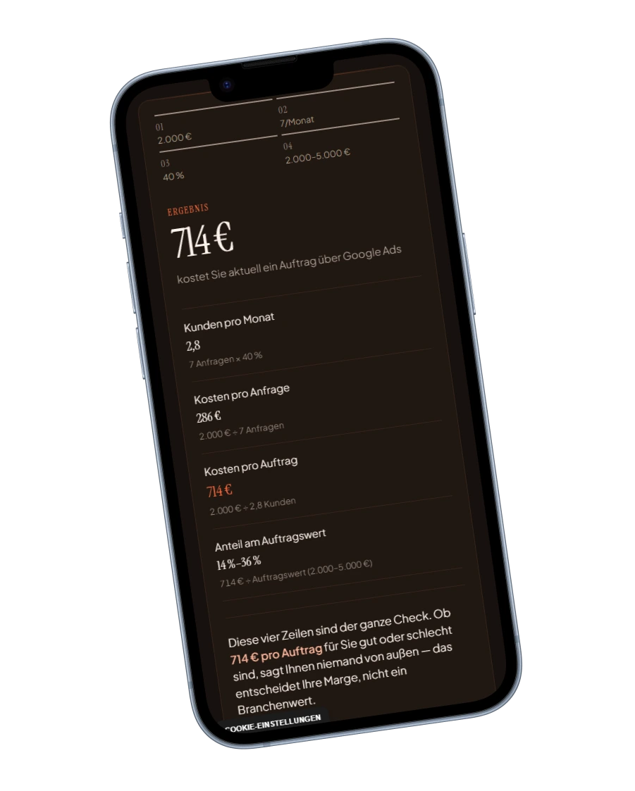 Smartphone zeigt Anfrage-Prognose mit Budget, Klickpreis und Conversion-Rate.