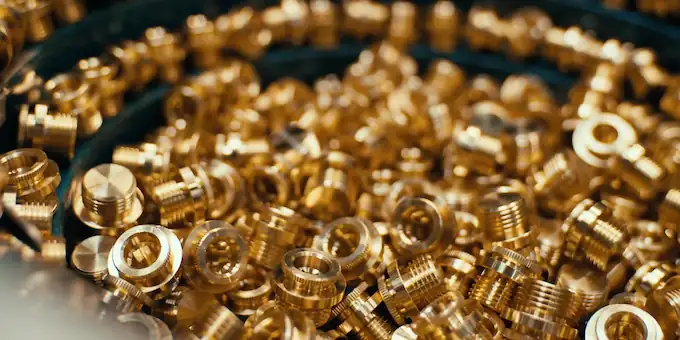 Nahaufnahme vieler goldener Messing-Gewindeteile