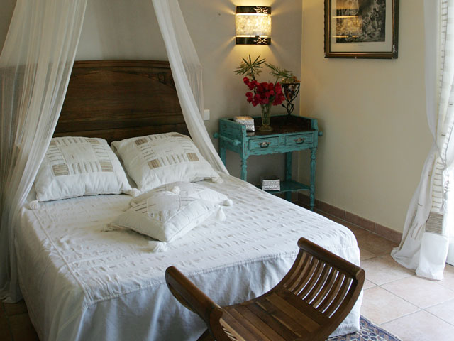 Lit double de la chambre Côté Sud à Favone en Corse du Sud