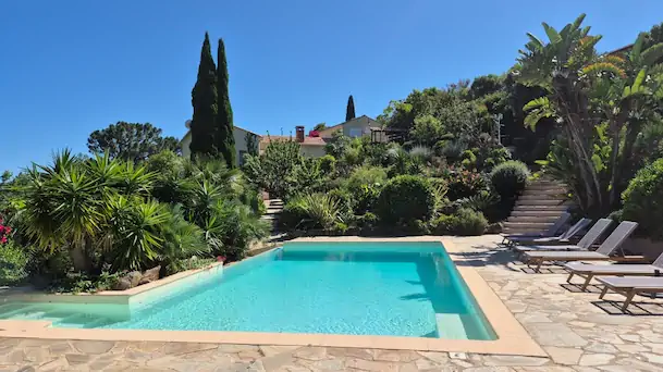 Piscine à débordement dans le jardin de la Villa Mimosa à Favone en Corse du Sud