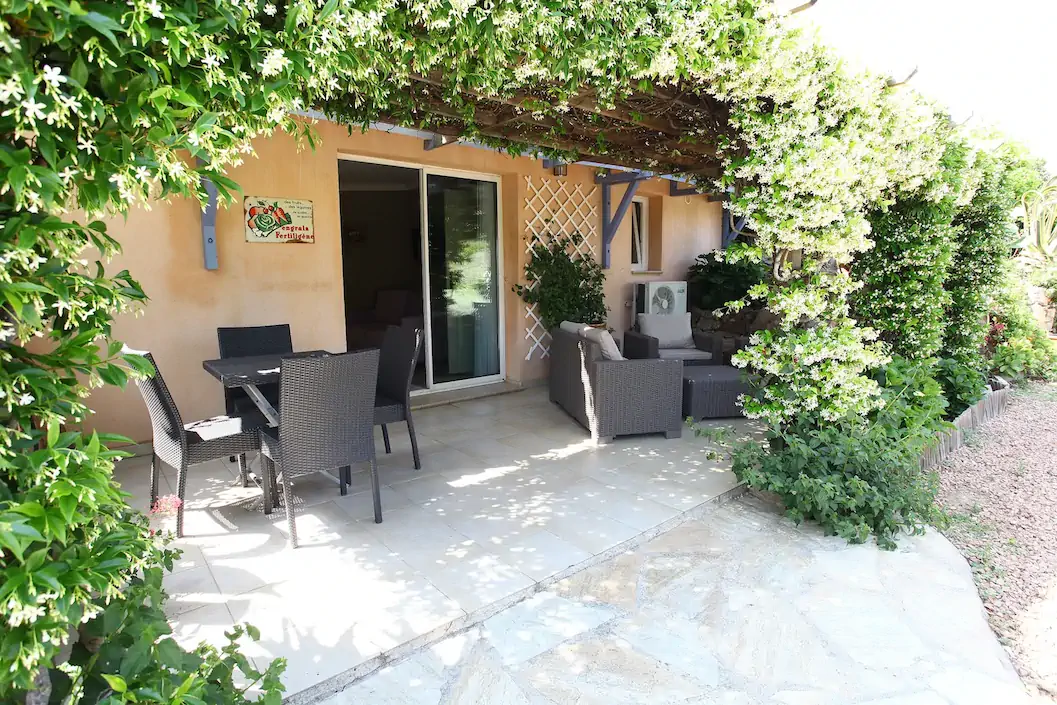 Terrasse privative chambre l'ortu  chambre d'hôtes villa mimosa