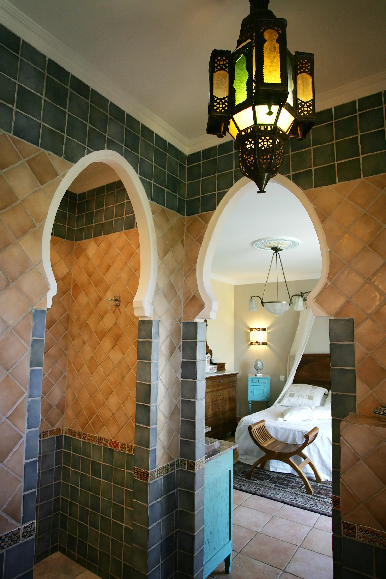 Salle de bain moderne de la chambre Côté Sud à la Villa Mimosa en Corse du Sud