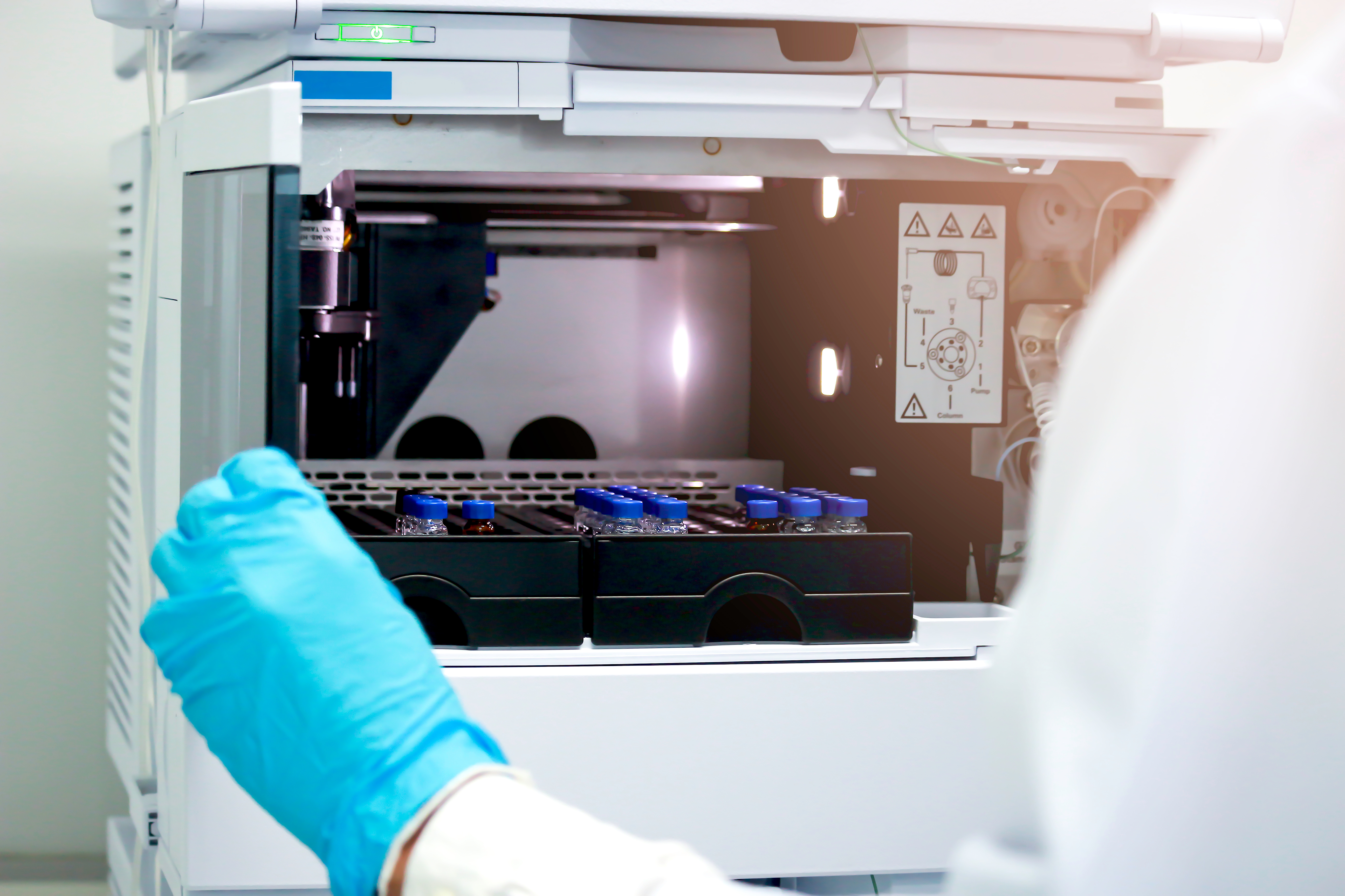 Liquid chromatography instrument