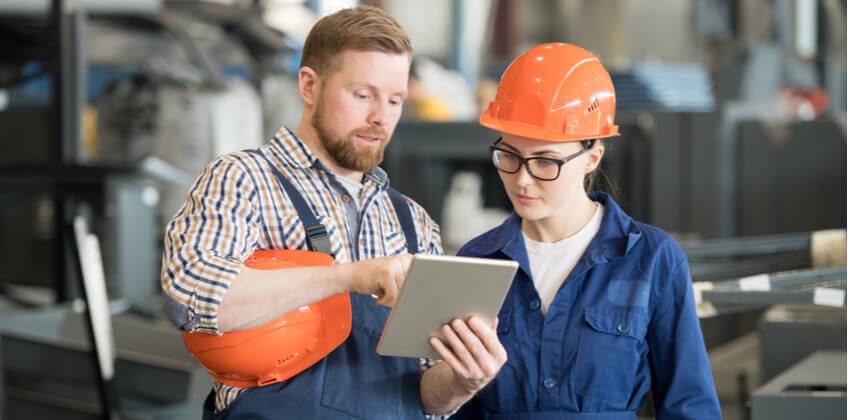 Une GMAO utilisée par des techniciens de maintenance