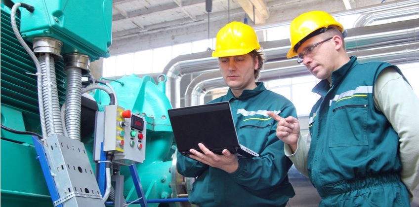 Des techniciens définissent le niveau de maintenance