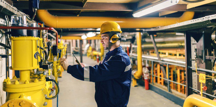 Un technicien de maintenance vérifie la sécurité