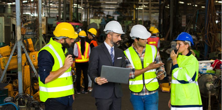 Des techniciens vérifient les normes de maintenance industrielle