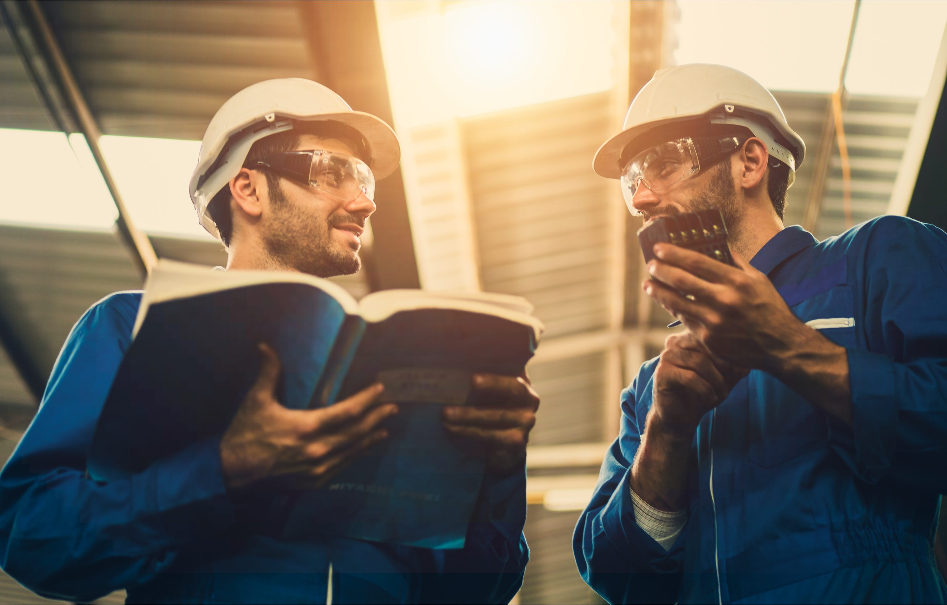 Techniciens de maintenance avec un dictionnaire