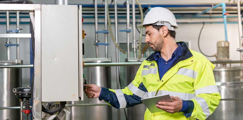 Un technicien de maintenance mesure la maintenabilité grâce à une GMAO