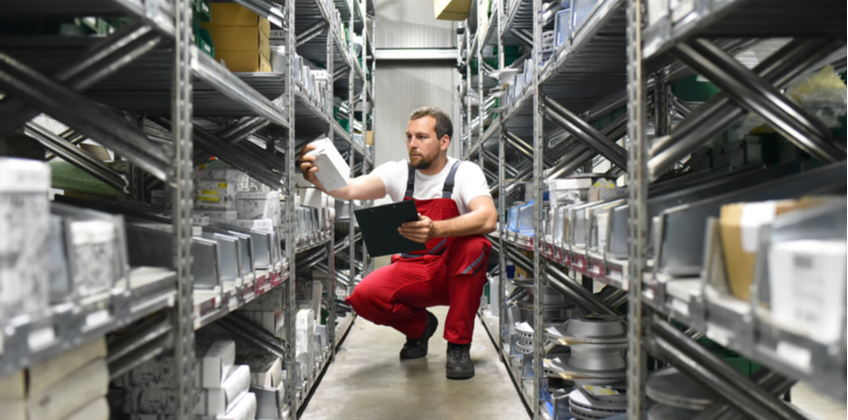 Un technicien de maintenance gère ses pièces détachées dans une GMAO
