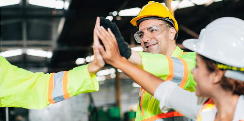 Des ouvriers appliquent la méthode 5S