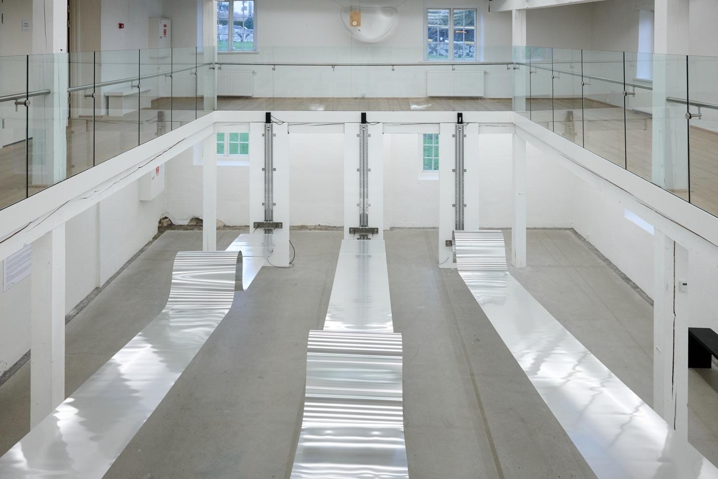 A white room with metal rampsDescription automatically generated with medium confidence