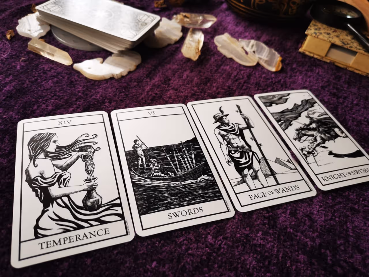 Análisis profundo de una tirada de tarot sanador con cartas del tarot Bianco Nero en una mesa de lectura sagrada.