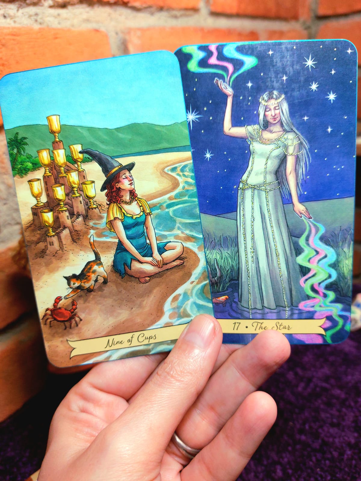 Dos cartas del Witches Tarot — Nueve de Copas y Templanza — simbolizando manifestación lunar, equilibrio emocional y transformación personal