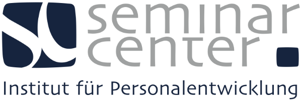 Logo des seminar center Instituts für Personalentwicklung mit stilisiertem dunkelblauem Symbol und grauem Text.