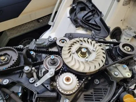 Veneen moottori Big J Venehuollon toimipaikassa Turussa