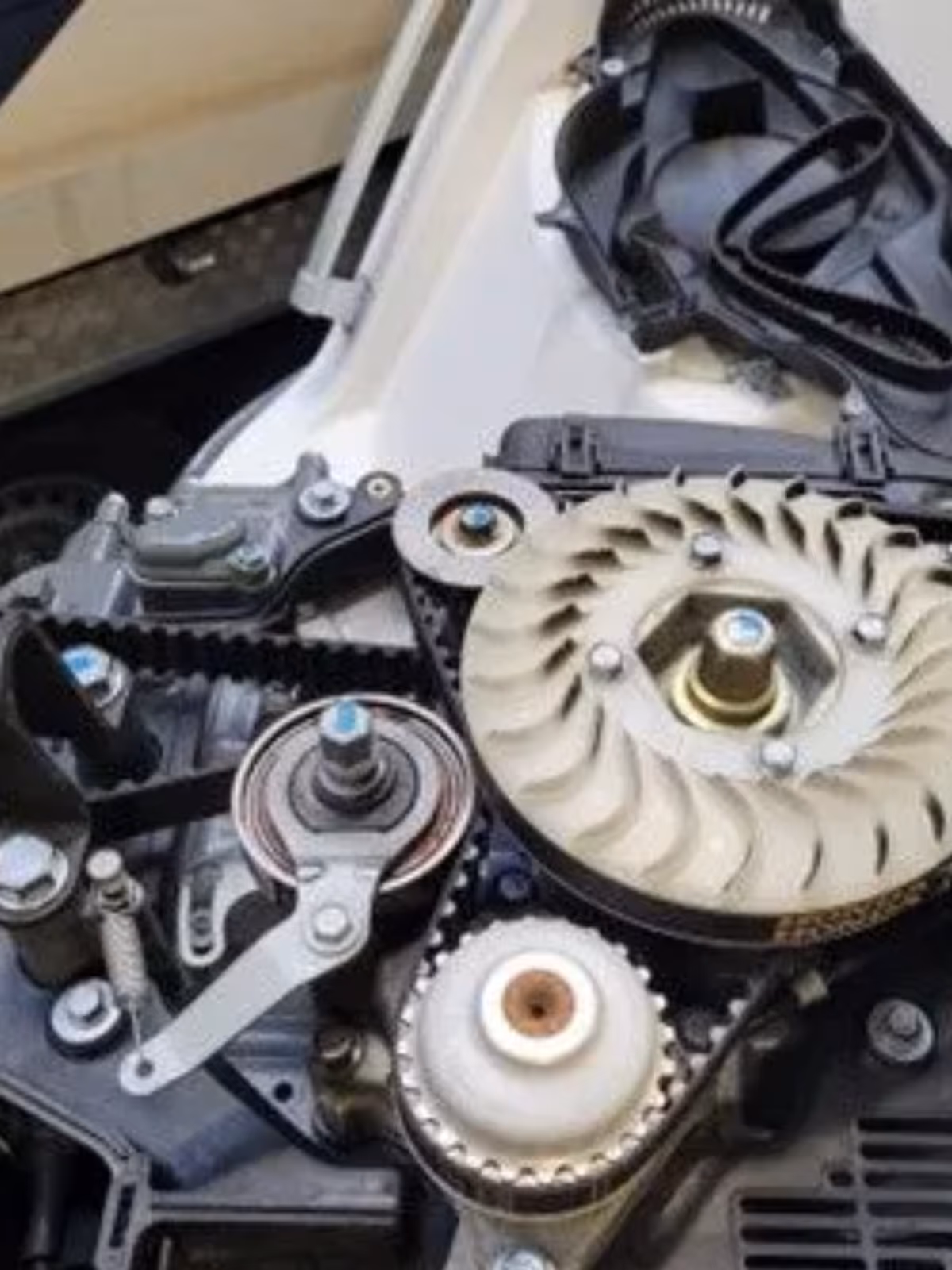 Veneen moottori Big J Venehuollon toimipaikassa Turussa