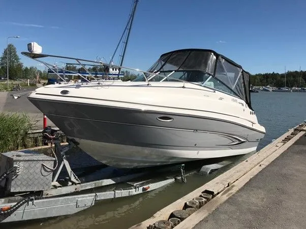 Vene laskettavana vesille Big J Venehuollon toimipaikassa Turussa