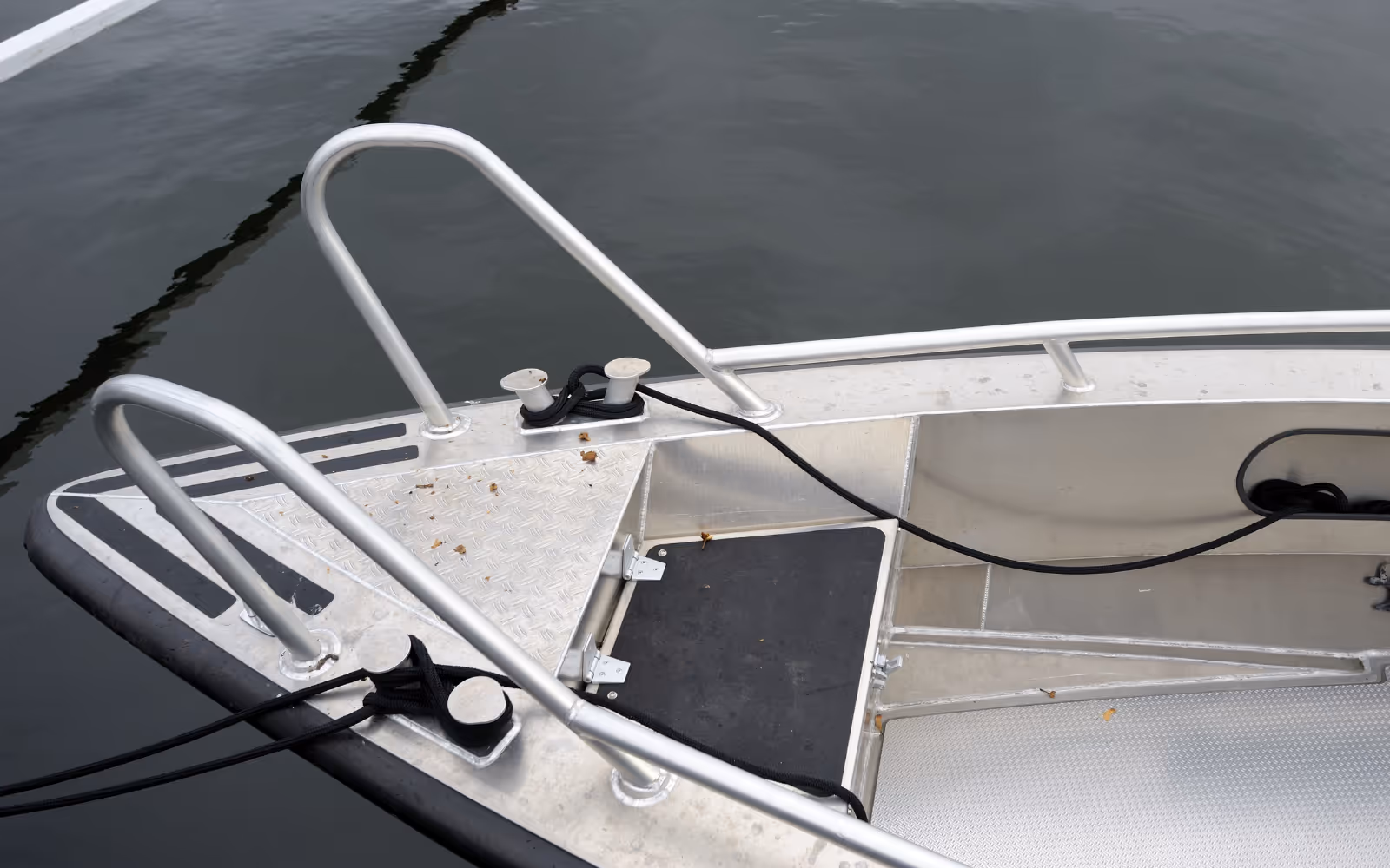 Alumiiniveneen keula