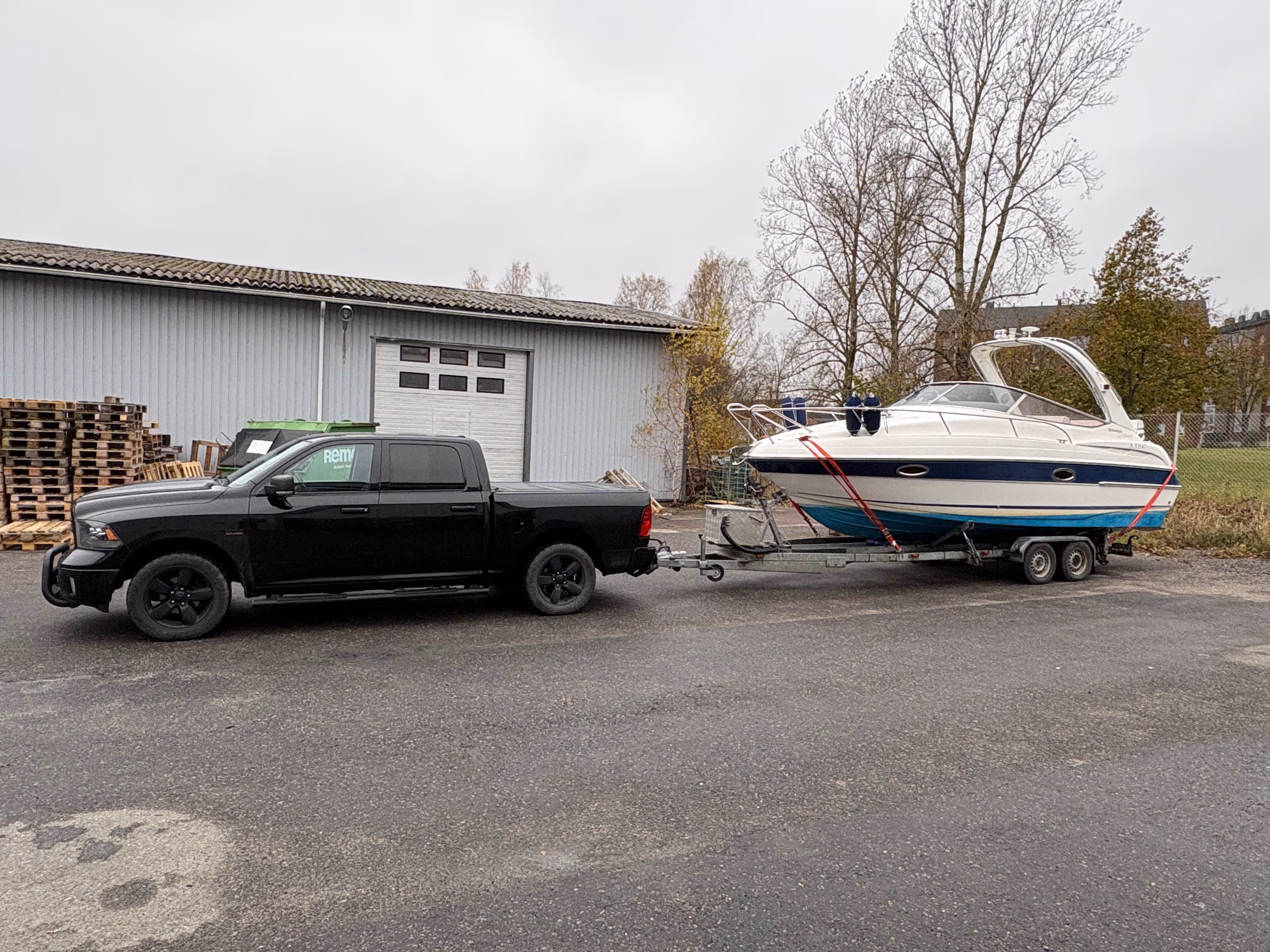 Vene trailerilla Big J Venehuollon toimipaikassa Turussa