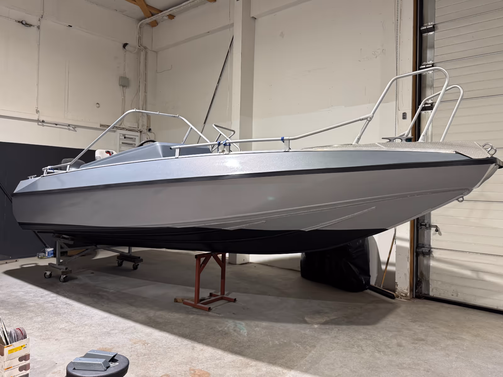 Aumiinivene Big J Venehuollon toimipaikassa Turussa