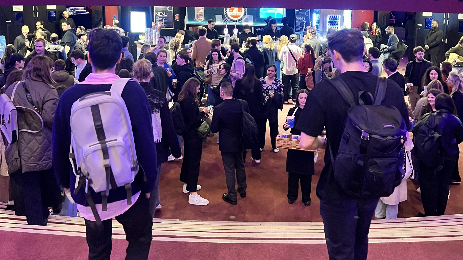 Équipe rumble lors d'un événement networking paid media avant la rentrée de septembre