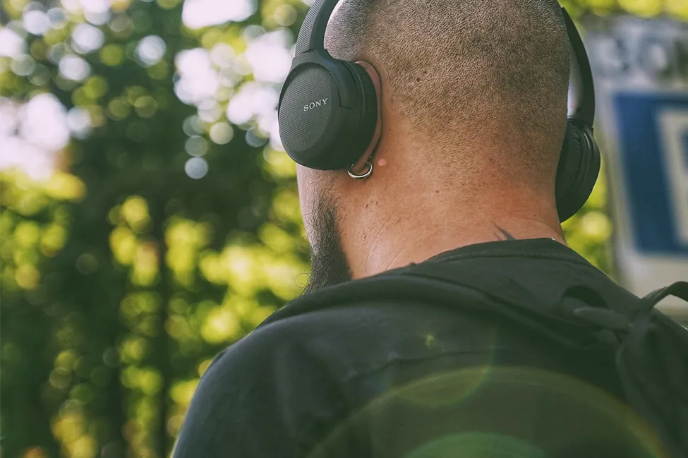 Een foto van een man met een koptelefoon op.