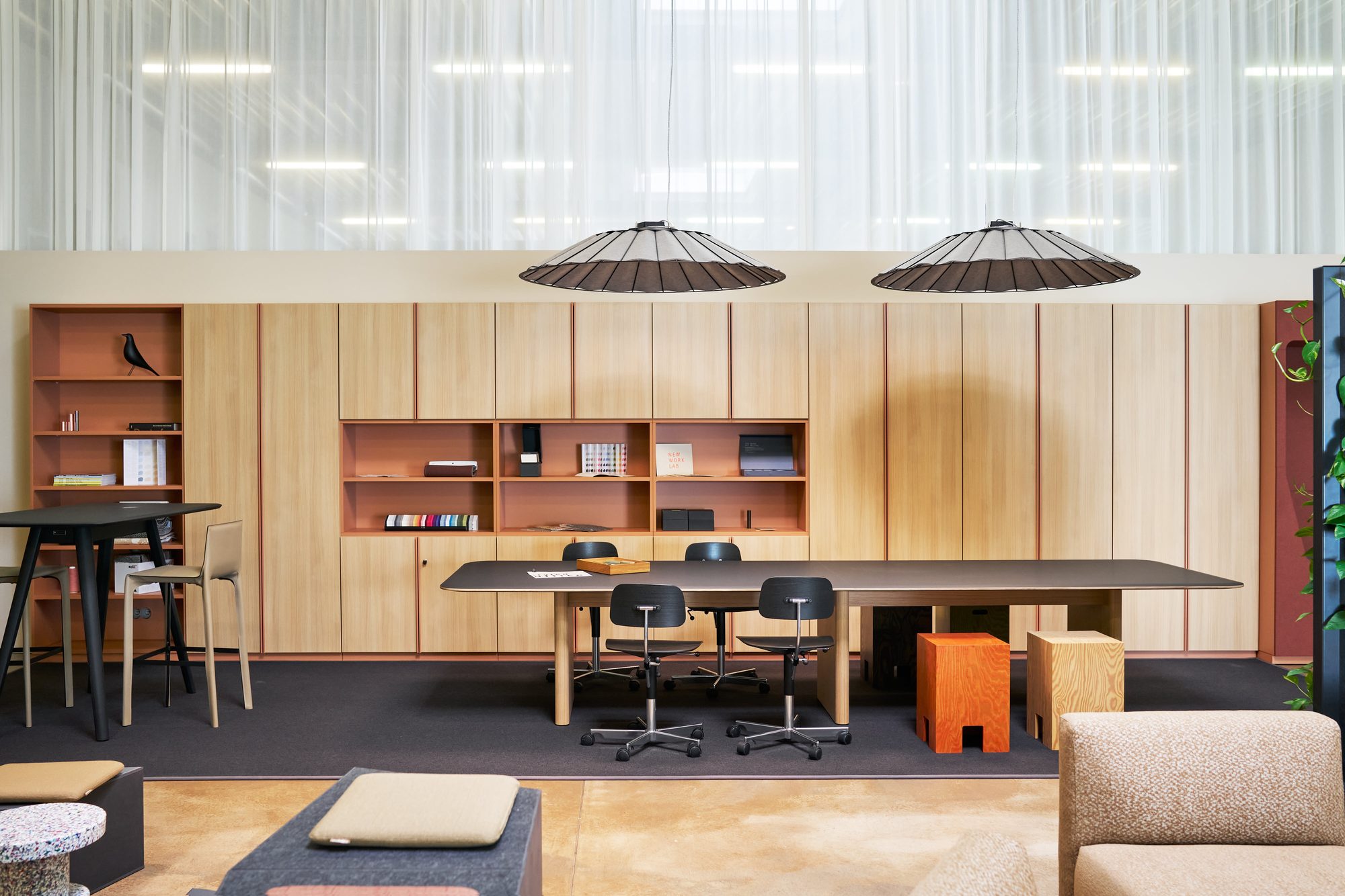 Farbig gestaltete Wandnische im architare New Work Lab Nagold