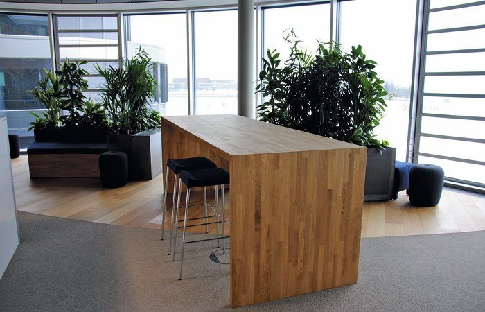 Marktplatz-Zone mit Stehtisch und Grünpflanzen im Innovationszentrum Boysen, Nagold