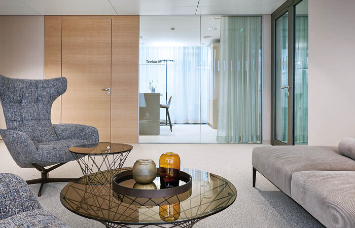 Die gepolsterten Ohrensessel laden zum Verweilen ein. 