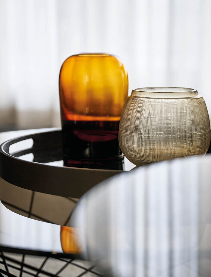 Glas auf Glas? Auf jeden Fall – die Spiegelung ist ein hübscher Effekt in einem  Raum mit vielen Textilien.