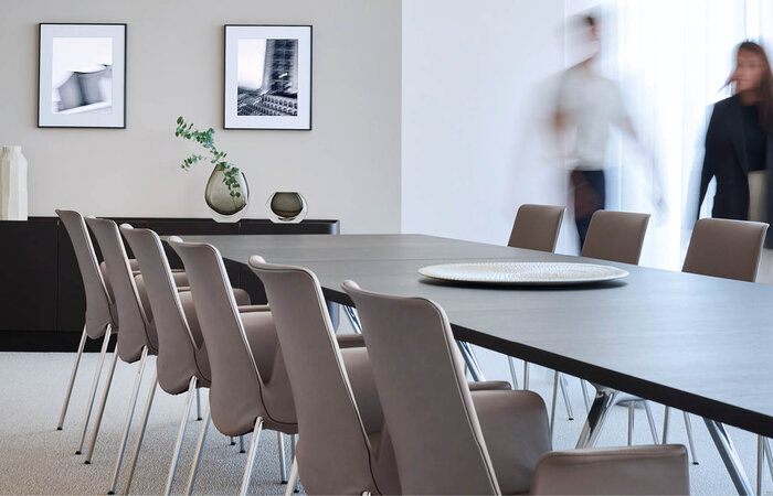 Der Konferenzraum hat die Visualität einer langen Esszimmertafel;  traditionell schwere, wuchtige Möbel weichen leichtfüßigem Mobiliar.