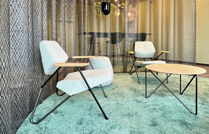 Coole Lounge-Atmosphäre: Sessel und Beistelltische von Prostoria für entspannte Runden