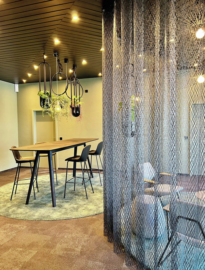 Für Pausen und Besprechungen: Stehtisch Deen Table und Barstühle Sheru von Walter Knoll