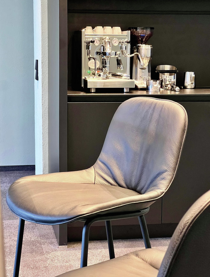 Eine der Besonderheiten dieses Projekts liegt in der sorgfältigen Auswahl der Möbel, wie zum Beispiel den Barstühlen Sheru in elegantem schwarzem Leder.