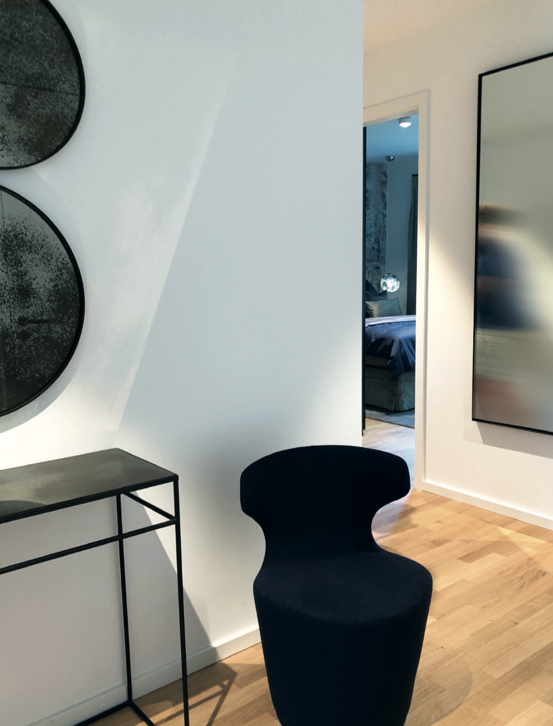 Sideboard von Notre Monde und der Sessel Piccola Papilio von B & B Italia.