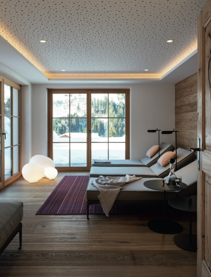 Sonnenliegen Rayn von Dedon im Ruheraum vor der Sauna.&nbsp;