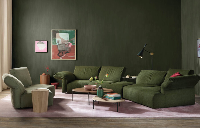 Das modulare Sofasystem Molamisa von Walter Knoll mit flexiblen Rückenteilen und Lehnen.