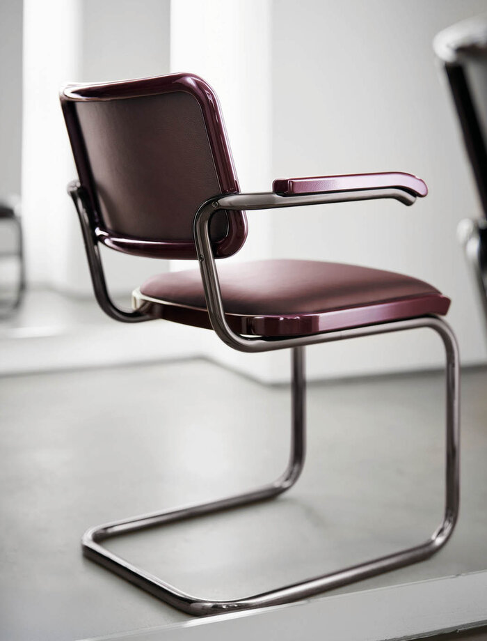 Glossy Burgunder: Modeikone Jil Sander interpretierte Marcel Breuers Klassiker-Freischwinger S64 neu. (Foto: Hartmut Nägele / Thonet)