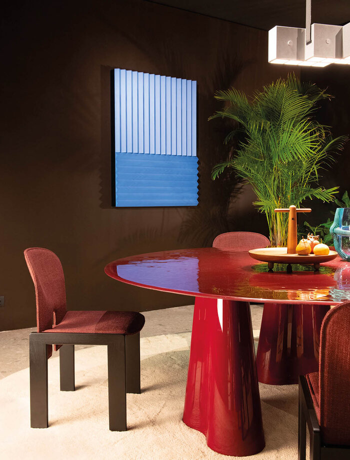 Ronan Bouroullec gestaltete Tisch Treflo mit fließendenden Formen für Cassina, hier in Lackrot. (Foto: Simone Barberis)