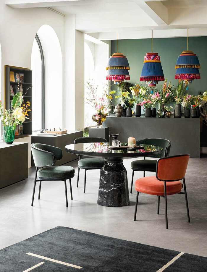 Touch of Red: Sebastian Herkners neue Aristo Chairs zur Di- ning-Version des Bell Tables. (Foto: Fabian Frinzel / ClassiCon)