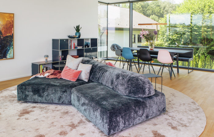 Behagliche Wohninsel in einem von architare eingerichteten Familien-Domizil