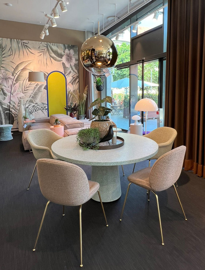 Esstisch Dine Out von Cassina mit den Beetle Dining Chairs von Gubi