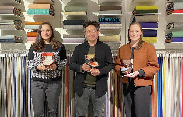 Die Gewinnerinnen und Gewinner: Rosaria Scarfiello von Fuchs Wacker, Hadi Tandawardaja von Somaa und Elena Reinwald von Liganova. Die Siegerprämie von Hadi Tandawardaja: der Sessel “Take a Line for a Walk”