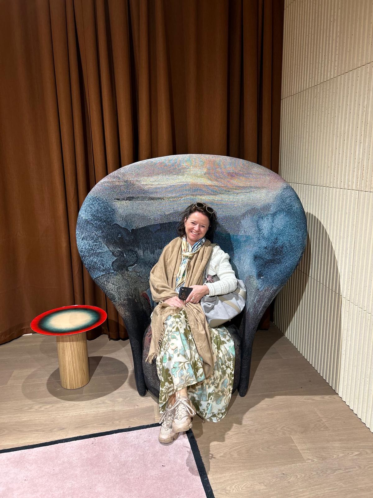 Barbara Benz im Moroso Sessel — Fuori Salone 2026